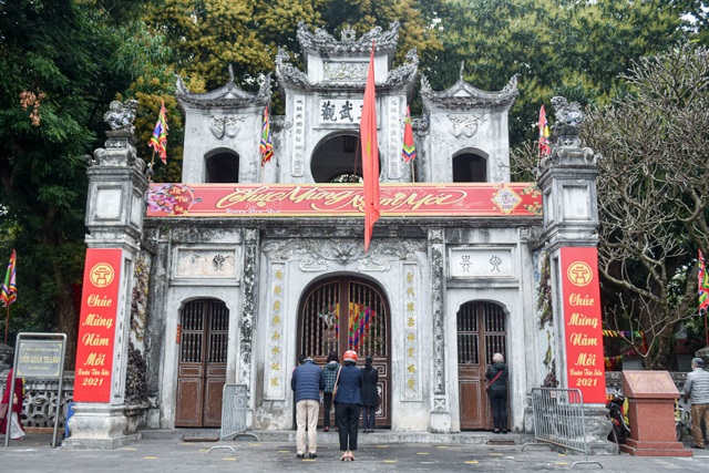 The series of famous monuments in Hanoi closed, visitors stand watching from afar - 12