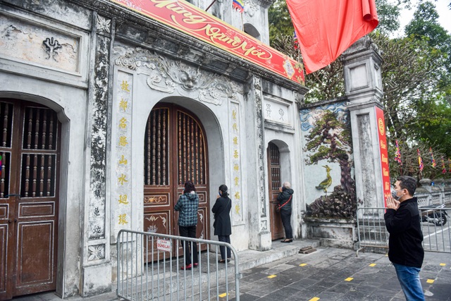 Series of famous monuments in Hanoi closed, visitors stand watching from a distance - 13