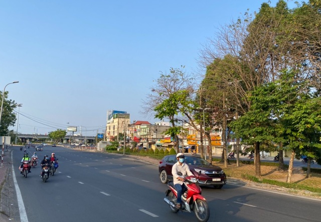 Đường phố Sài Gòn thông thoáng trong ngày người dân trở lại làm việc - 5