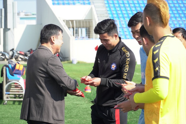 Các đội bóng V-League xông đất, phát lộc khai xuân - 3 Các đội bóng V-League xông đất, phát lộc khai xuân - 3
