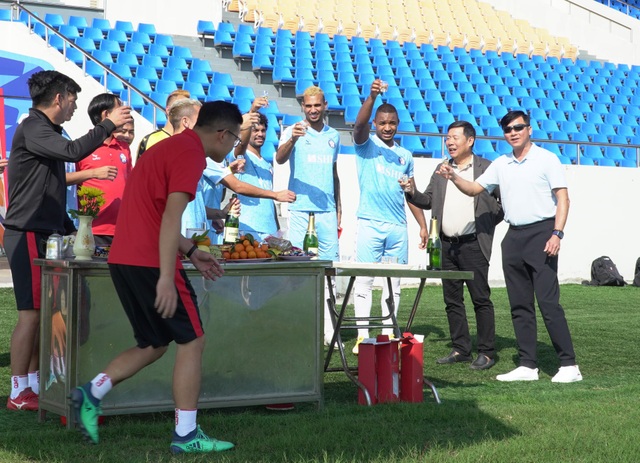 Các đội bóng V-League xông đất, phát lộc khai xuân - 1 Các đội bóng V-League xông đất, phát lộc khai xuân - 1