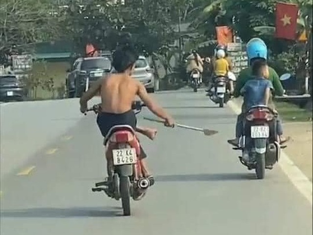 Thiếu niên 15 tuổi tay cầm dao phóng lợn, lái xe máy bằng chân - 1