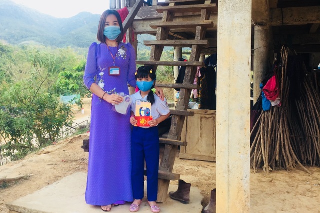 Đầu xuân, thầy cô đến nhà tặng sách, khẩu trang cho học sinh vùng cao - 1 Đầu xuân, thầy cô đến nhà tặng sách, khẩu trang cho học sinh vùng cao - 1
