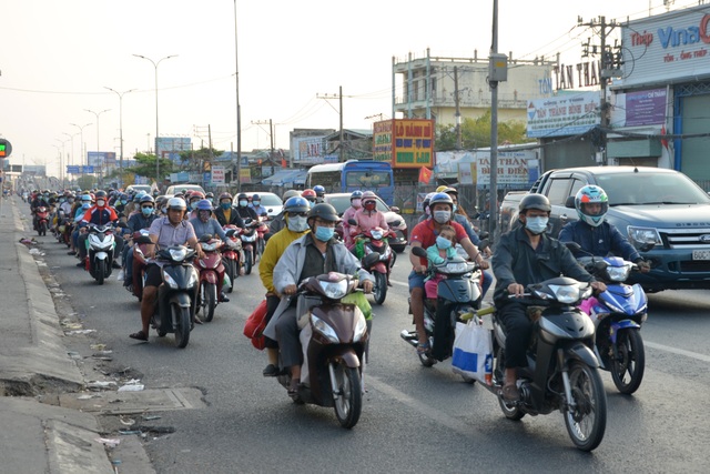 Đường phố Sài Gòn thông thoáng trong ngày người dân trở lại làm việc - 1