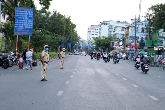 Đường phố Sài Gòn thông thoáng trong ngày người dân trở lại làm việc - 2 Đường phố Sài Gòn thông thoáng trong ngày người dân trở lại làm việc - 2