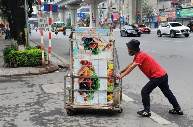 Cấm bán vỉa hè ở Hà Nội, lao động tự do gặp khó nhưng đồng thuận ủng hộ - 4 Cấm bán vỉa hè ở Hà Nội, lao động tự do gặp khó nhưng đồng thuận ủng hộ - 4