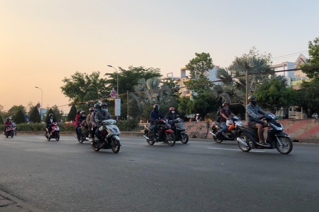 Đường phố Sài Gòn thông thoáng trong ngày người dân trở lại làm việc - 4