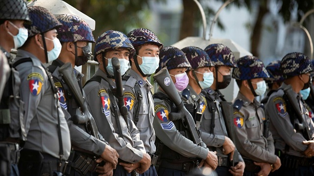 Biểu tình lan rộng, quân đội Myanmar cam kết chuyển giao quyền lực - 1