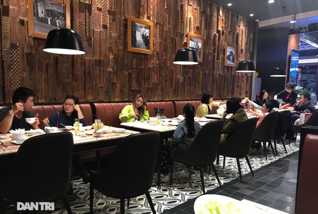 Nhiều quán ăn trong trung tâm thương mại ở Hà Nội chưa thực hiện giãn cách - 5 Nhiều quán ăn trong trung tâm thương mại ở Hà Nội chưa thực hiện giãn cách - 5