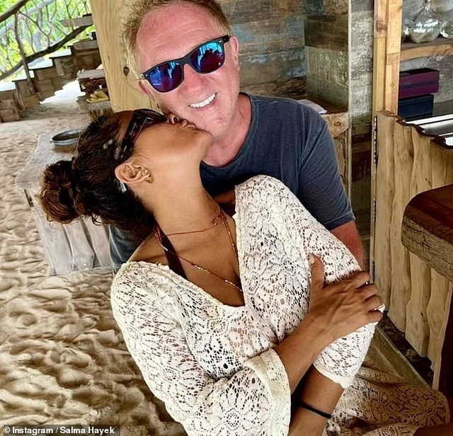 Salma Hayek cảm thấy xúc phạm khi bị nói cưới tỷ phú vì tiền - 1 Salma Hayek cảm thấy xúc phạm khi bị nói cưới tỷ phú vì tiền - 1
