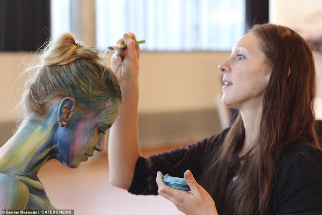 Bà bầu hóa thành bồ nông và gấu mèo qua nghệ thuật body-painting - 4 Bà bầu hóa thành bồ nông và gấu mèo qua nghệ thuật body-painting - 4