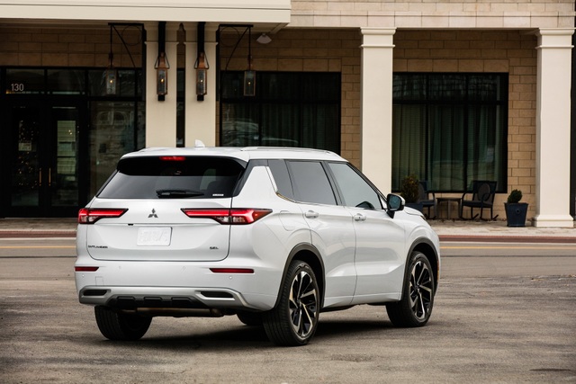 Mitsubishi Outlander 2022 ghi điểm về thiết kế, bị trừ điểm động cơ - 13 Mitsubishi Outlander 2022 ghi điểm về thiết kế, bị trừ điểm động cơ - 13