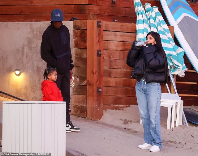 Kylie Jenner lại tái ngộ bồ cũ Travis Scott - 3 Kylie Jenner lại tái ngộ bồ cũ Travis Scott - 3