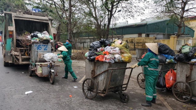 Hà Nội: Công nhân vệ sinh môi trường làm việc gấp ba lần trong ngày đầu năm - 1 Hà Nội: Công nhân vệ sinh môi trường làm việc gấp ba lần trong ngày đầu năm - 1