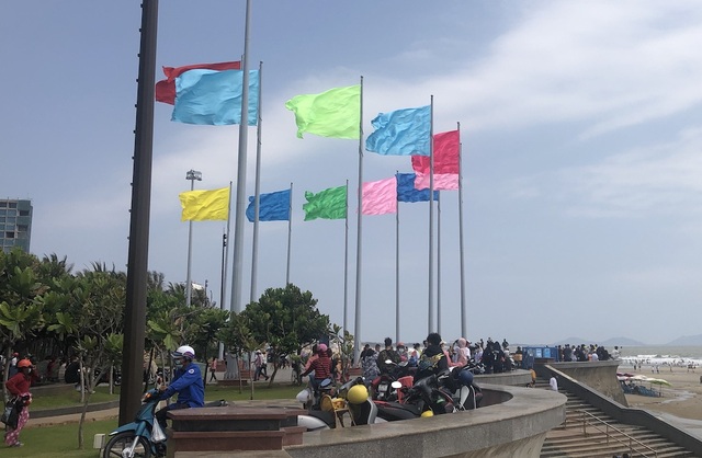 Sợ Covid-19, người dân đeo khẩu trang ra biển du xuân đầu năm - 2 Sợ Covid-19, người dân đeo khẩu trang ra biển du xuân đầu năm - 2