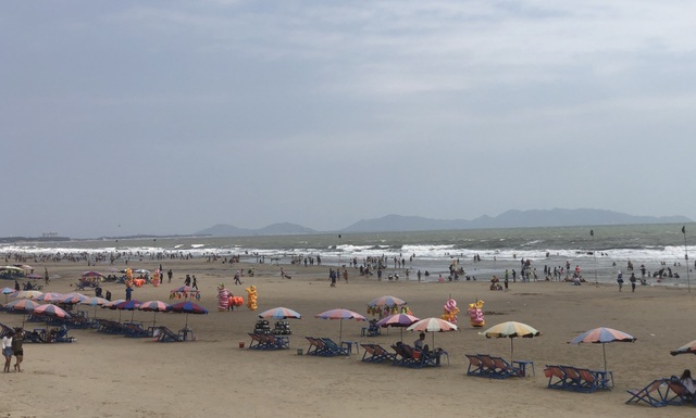Sợ Covid-19, người dân đeo khẩu trang ra biển du xuân đầu năm - 7 Sợ Covid-19, người dân đeo khẩu trang ra biển du xuân đầu năm - 7