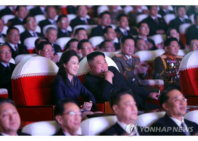 Phu nhân ông Kim Jong-un tái xuất sau 1 năm vắng bóng - 1