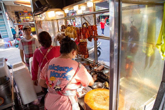 TP.HCM: Đầu năm, các quán heo, vịt quay ế khách khác thường - 2 TP.HCM: Đầu năm, các quán heo, vịt quay ế khách khác thường - 2