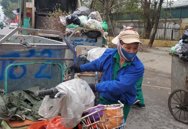 Hà Nội: Công nhân vệ sinh môi trường làm việc gấp ba lần trong ngày đầu năm - 2 Hà Nội: Công nhân vệ sinh môi trường làm việc gấp ba lần trong ngày đầu năm - 2