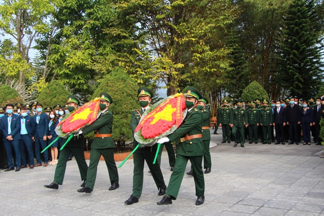 Tư lệnh Bộ đội Biên phòng dâng hương tại Đài tưởng niệm Pò Hèn - 1