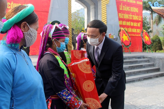 Ông Nguyễn Xuân Ký, Bí thư Tỉnh ủy, Chủ tịch HĐND tỉnh trao quà cho các hộ nghèo của TP Móng Cái..jpg