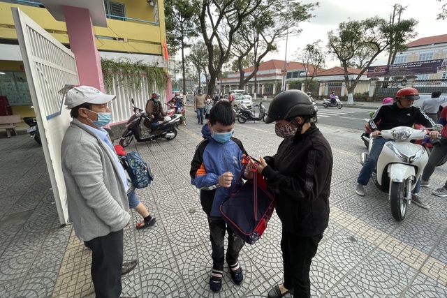 Đà Nẵng: Học sinh đeo khẩu trang, mang bình nước đi học ngày đầu sau Tết - 2 Đà Nẵng: Học sinh đeo khẩu trang, mang bình nước đi học ngày đầu sau Tết - 2