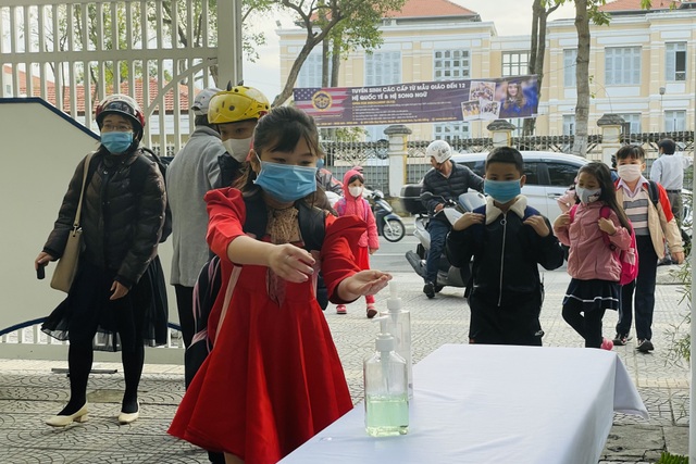 Đà Nẵng: Học sinh đeo khẩu trang, mang bình nước đi học ngày đầu sau Tết - 3