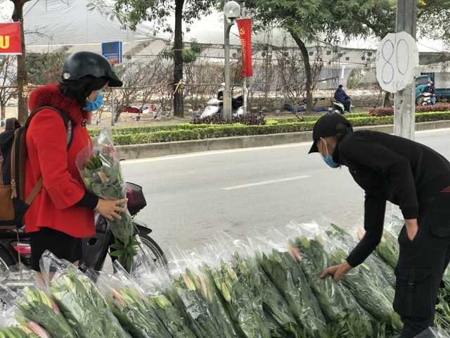 Hà Nội: Hoa tươi đổ đống đầy vỉa hè, nhà vườn bất lực nhìn giá lao dốc - 2