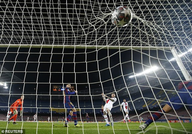 Lập hattrick trên sân Nou Camp, Mbappe làm lu mờ Messi - 2