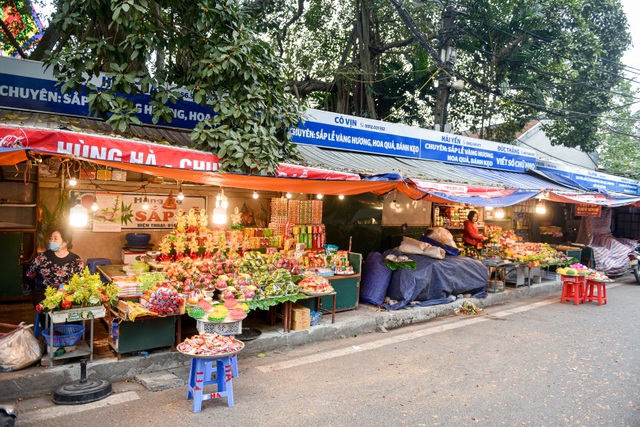 Người dân đứng vái vọng từ xa, tiểu thương ngồi ế khách tại Phủ Tây Hồ - 5 Người dân đứng vái vọng từ xa, tiểu thương ngồi ế khách tại Phủ Tây Hồ - 5