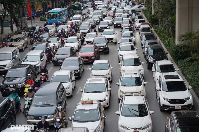 Dân văn phòng phải lấy xét nghiệm Covid-19 ngày đầu tiên đi làm của năm mới - 2
