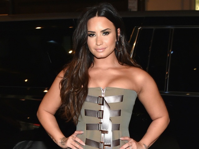 Demi Lovato từng đột quỵ và đau tim sau khi sốc thuốc - 4 Demi Lovato từng đột quỵ và đau tim sau khi sốc thuốc - 4
