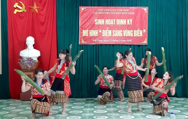 Các hội viên mô hình "Điểm sáng vùng biên" bản Xốp Nặm sinh hoạt văn nghệ.