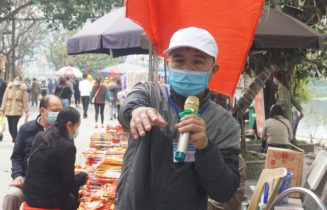 Tourists wear masks busy to go to the bridge of their early career - 7