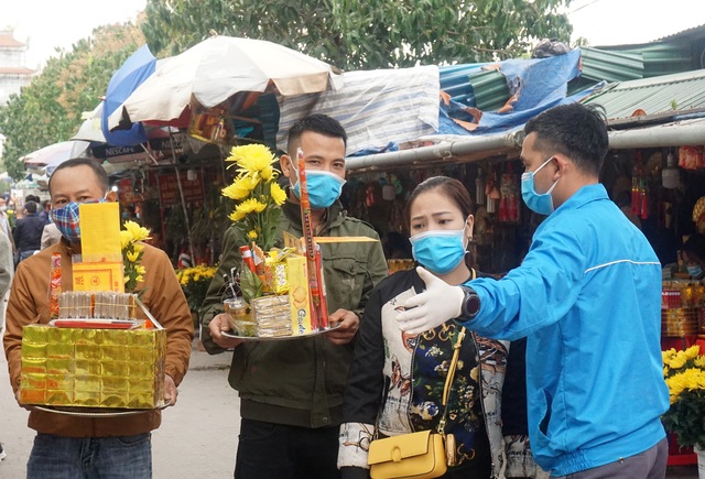 Visitors wearing masks bustling to pray for their early career - 4