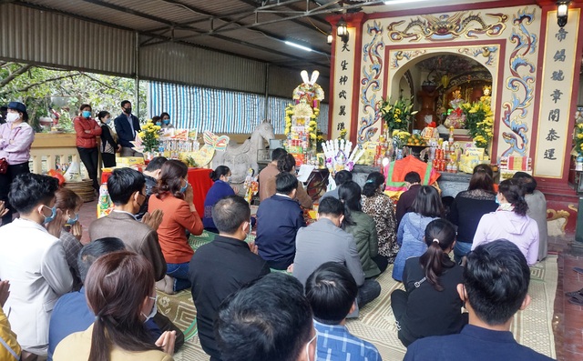 Visitors wearing masks bustling to pray for their early career - 9