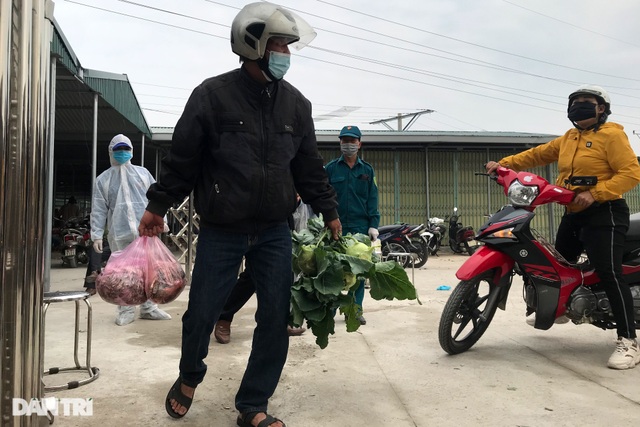 Người dân tâm dịch thành phố Chí Linh đi chợ bằng thẻ theo ngày chẵn lẻ - 15 Người dân tâm dịch thành phố Chí Linh đi chợ bằng thẻ theo ngày chẵn lẻ - 15