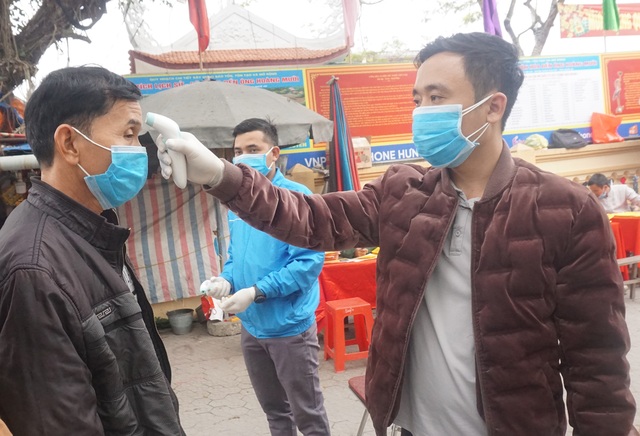 Du khách mang khẩu trang tấp nập đi cầu công danh sự nghiệp đầu năm - 3 Du khách mang khẩu trang tấp nập đi cầu công danh sự nghiệp đầu năm - 3