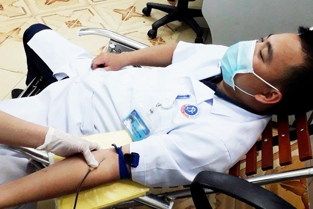 Bác sĩ hiến máu kịp thời cứu bệnh nhân bị vỡ thai ngoài tử cung - 1