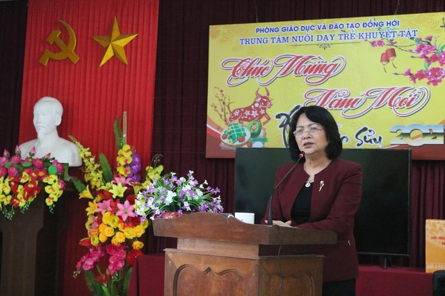 Phó Chủ tịch nước thăm và tặng quà Trung tâm nuôi dạy trẻ khuyết tật - 1 Phó Chủ tịch nước thăm và tặng quà Trung tâm nuôi dạy trẻ khuyết tật - 1