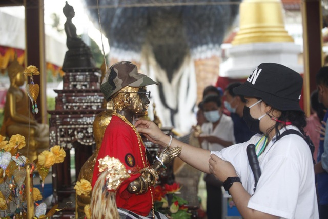 Ngôi chùa khách đến thăm dâng toàn tượng gà, chất đống thành nghĩa địa - 2 Ngôi chùa khách đến thăm dâng toàn tượng gà, chất đống thành nghĩa địa - 2