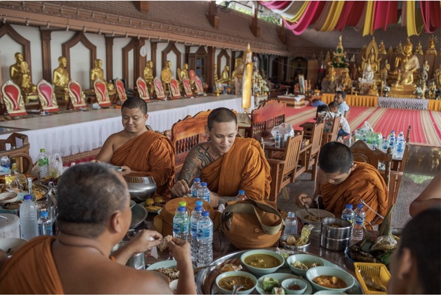 Ngôi chùa khách đến thăm dâng toàn tượng gà, chất đống thành nghĩa địa - 3 Ngôi chùa khách đến thăm dâng toàn tượng gà, chất đống thành nghĩa địa - 3