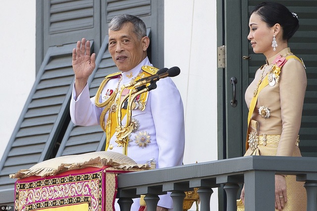 Hoàng hậu Thái Lan tái xuất sau hơn 1 tháng vắng bóng - 1