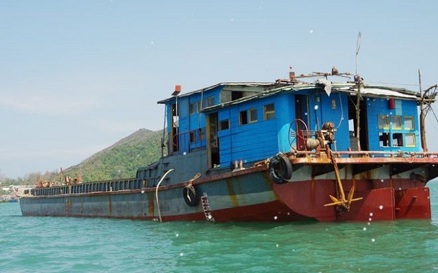 Truy tìm chủ sở hữu tàu không người lái chở 71 kiện hàng trôi dạt trên biển - 1