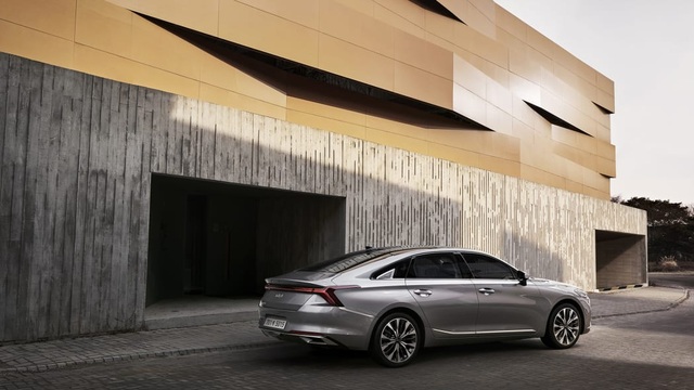 Kia K8 khởi đầu xu hướng thiết kế mới của hãng xe Hàn Quốc - 3 Kia K8 khởi đầu xu hướng thiết kế mới của hãng xe Hàn Quốc - 3