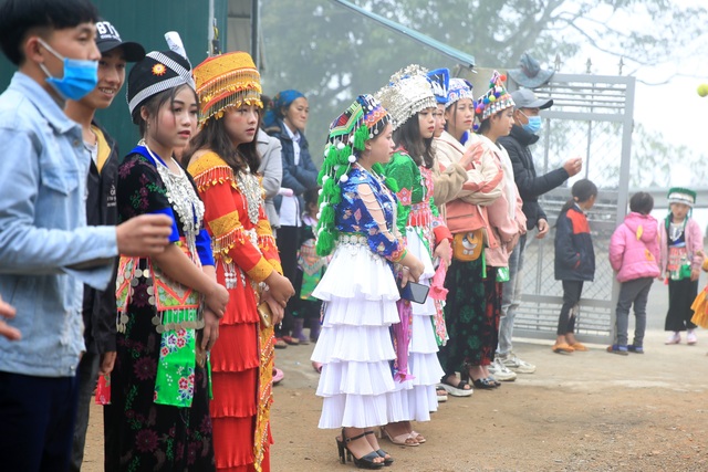 Lên biên giới xem thiếu nữ Mông xinh đẹp ném pao ngày Xuân - 2