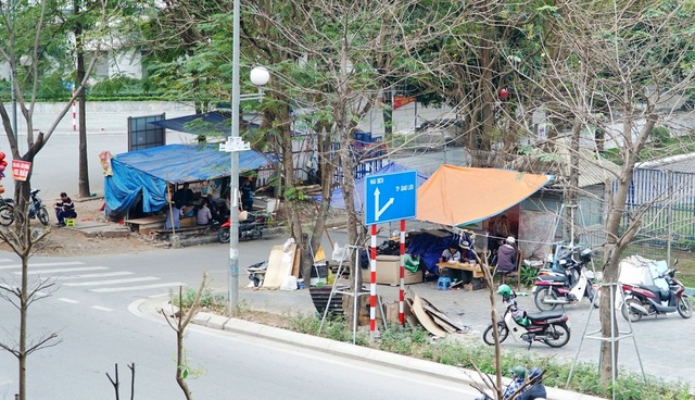 Hà Nội: Nhiều quán trà đá vỉa hè mọc trở lại bất chấp lệnh cấm - 1