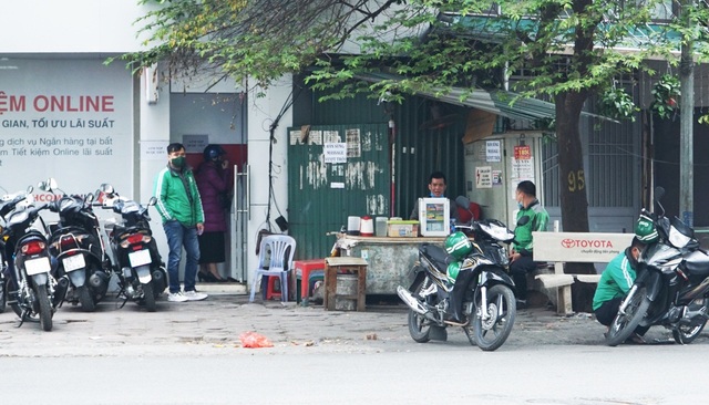 Hà Nội: Nhiều quán trà đá vỉa hè mọc trở lại bất chấp lệnh cấm - 5