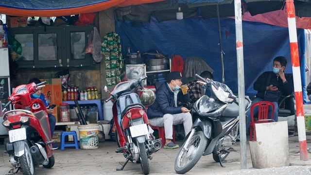 Hà Nội: Nhiều quán trà đá vỉa hè mọc trở lại bất chấp lệnh cấm - 7