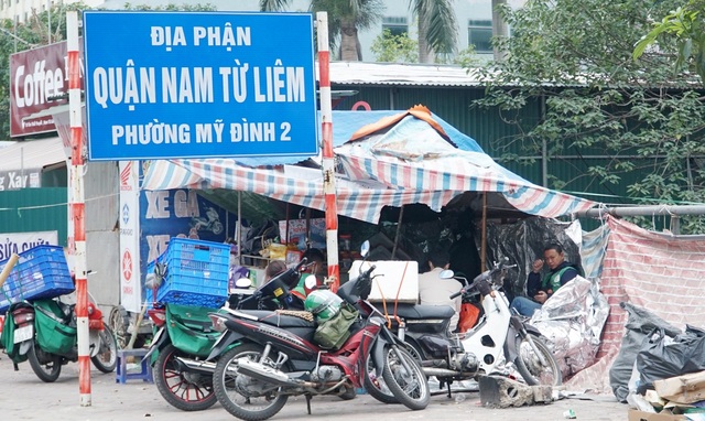 Hà Nội: Nhiều quán trà đá vỉa hè mọc trở lại bất chấp lệnh cấm - 8